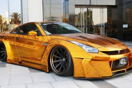 ‘Siêu phẩm’ Gold Godzilla - Nissan R35 GTR từng xuất hiện tại triển lãm Tokyo Auto Salon 2016 là tác phẩm của Kuhl Japan. Trước đó, Gold Godzilla cũng khiến giới nhà giàu tại Dubai chết mê chết mệt sau khi ra mắt tại triển lãm International Motor Show Abu Dhabi.